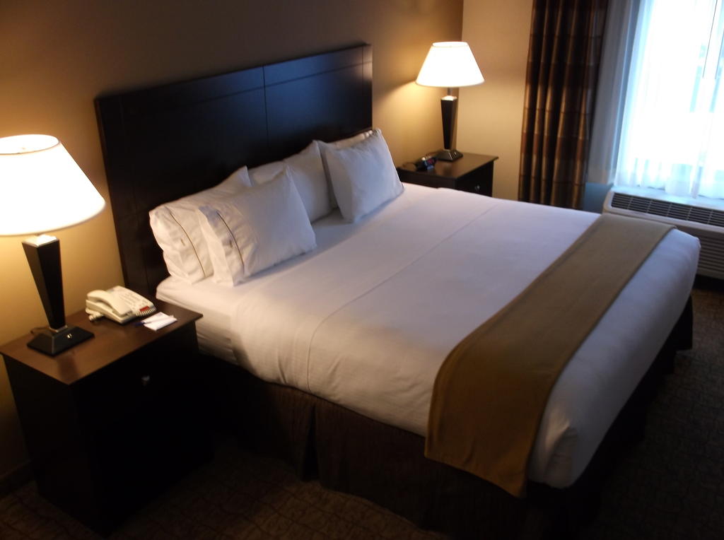 Holiday Inn Express Suites Fairmont