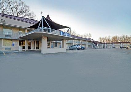 Econo Lodge Inn and Suites Salina