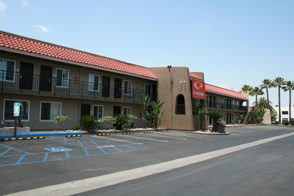 Econo Lodge Inn and Suites Escondido Downtown