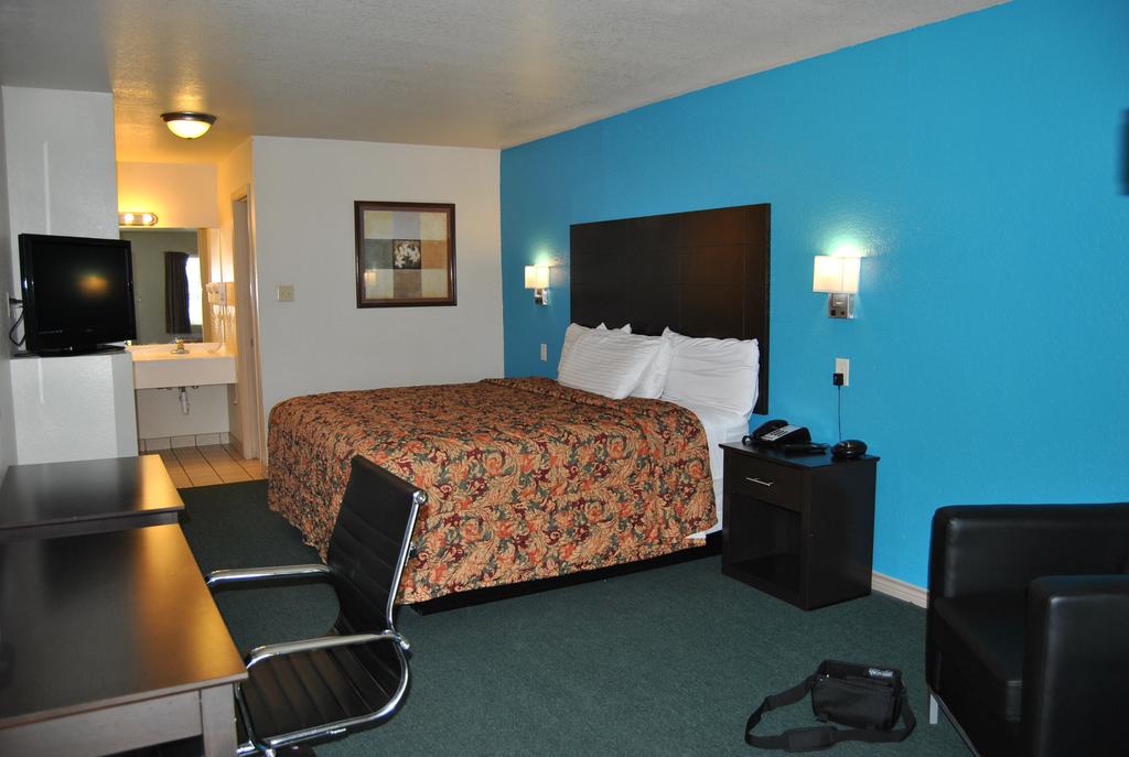 Country Hill Inn and Suites