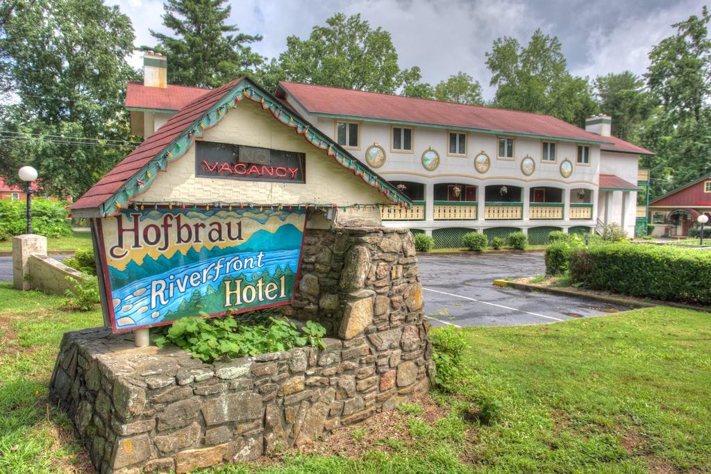 Hofbrau Riverfront Hotel