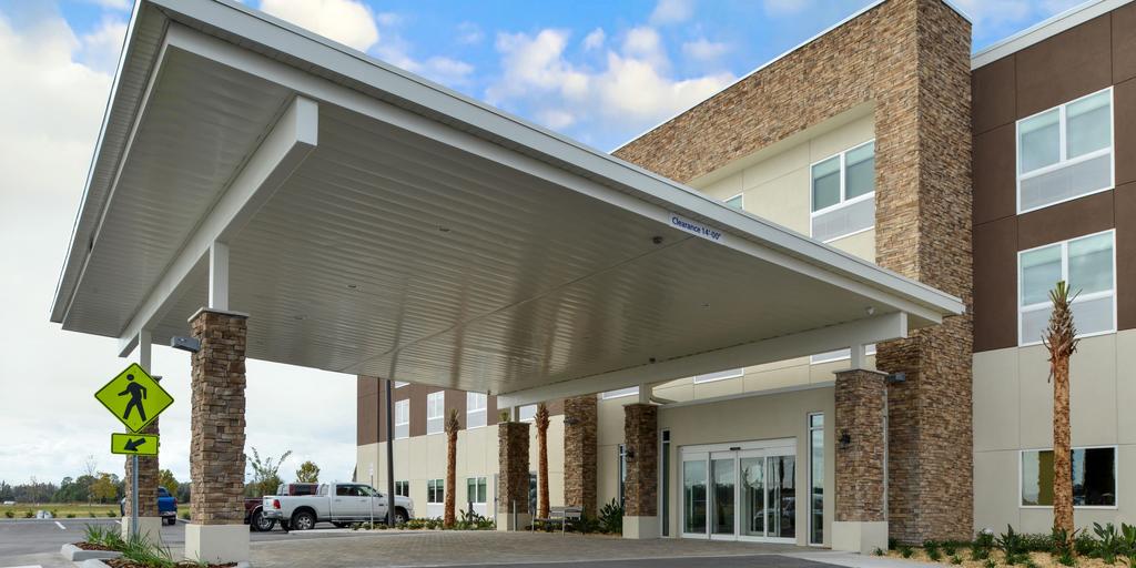 Holiday Inn Express and Suites St Petersburg - Madeira Beach