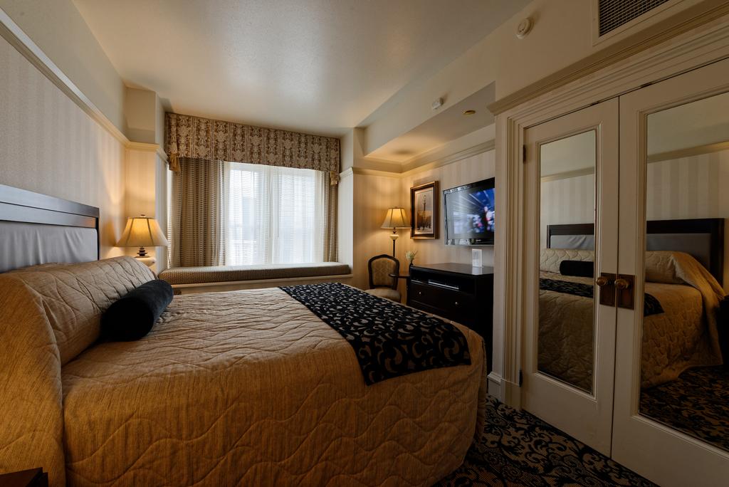 Gaslamp Plaza Suites