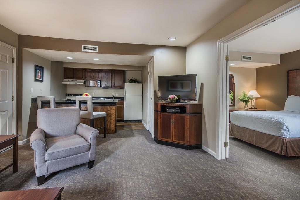 Cloverleaf Residence Suites