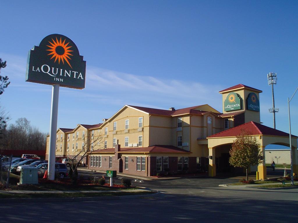 La Quinta Inn and Suites Kansas City Airport