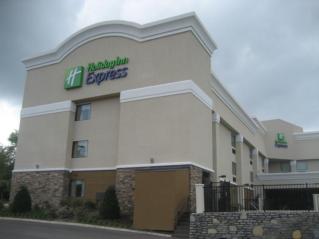 Holiday Inn Express West I 40