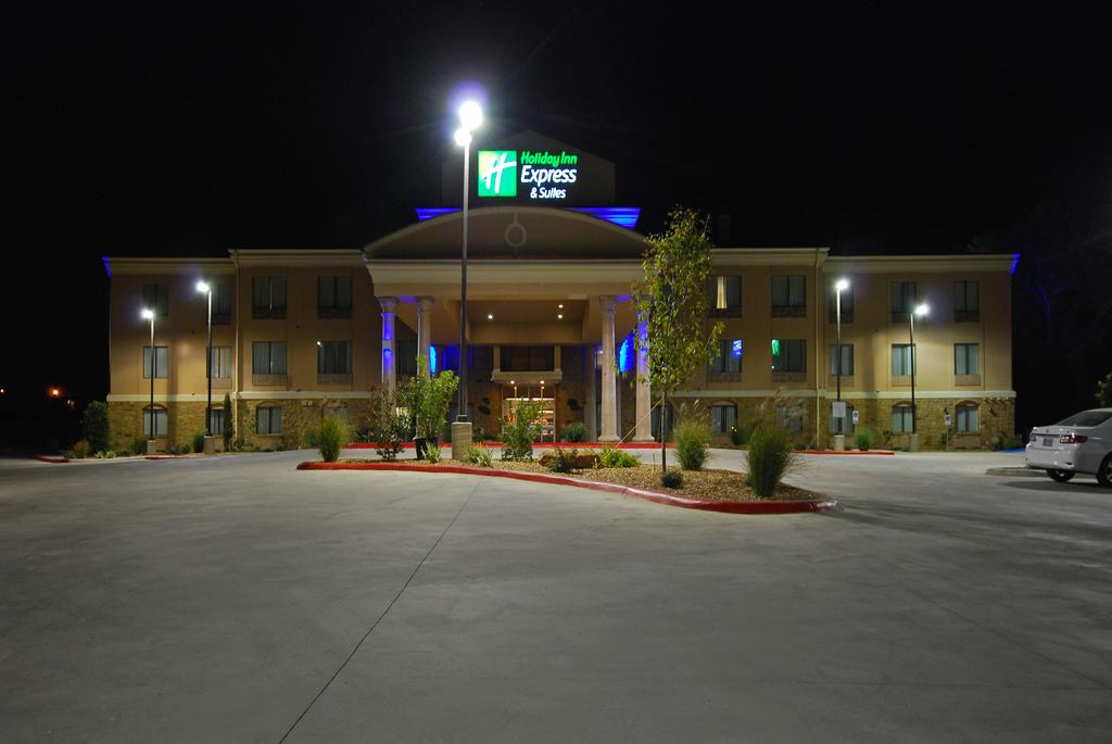 Holiday Inn Express and Suites Gonzales