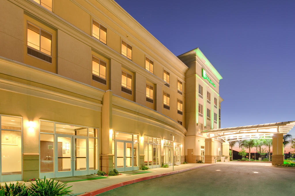 Holiday Inn Stes Bakersfield N