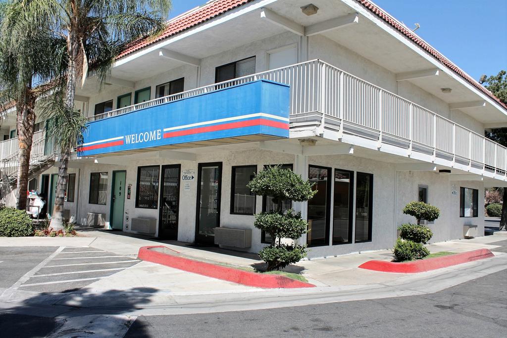 Motel 6 Bakersfield Convention Center