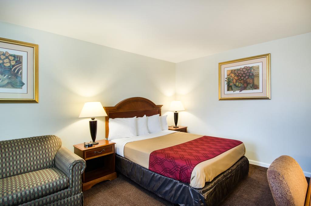 Econo Lodge Inn and Suites