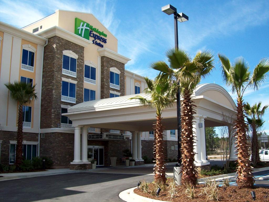 Holiday Inn Express Suites Waycross