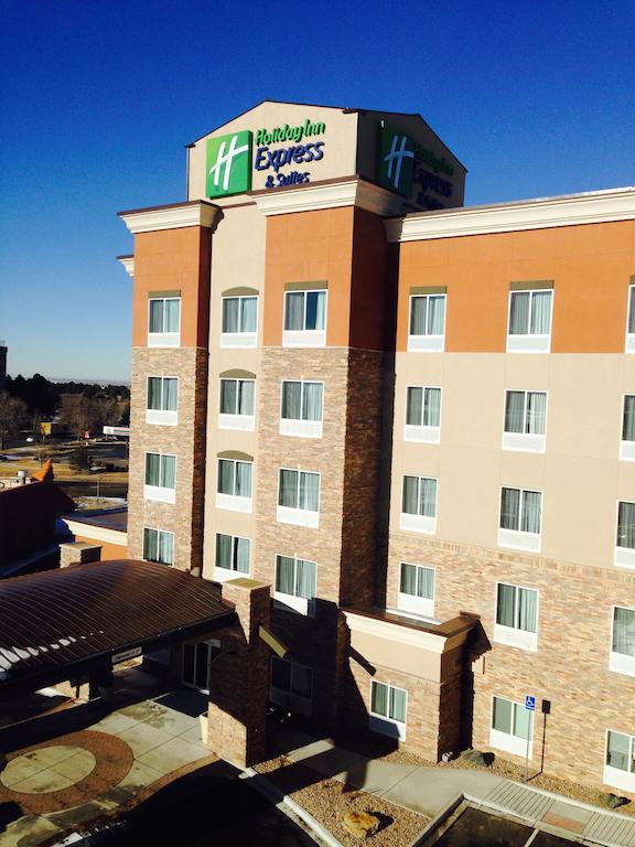 Holiday Inn Express and Suites Denver East-Peoria