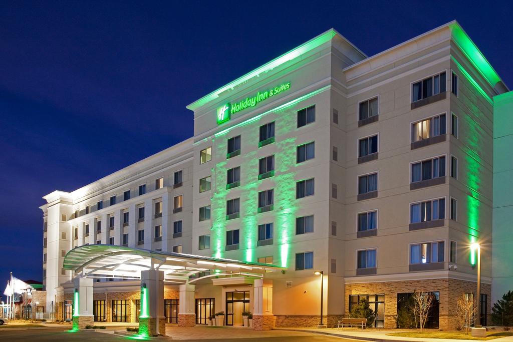 Holiday Inn And Suites Airport