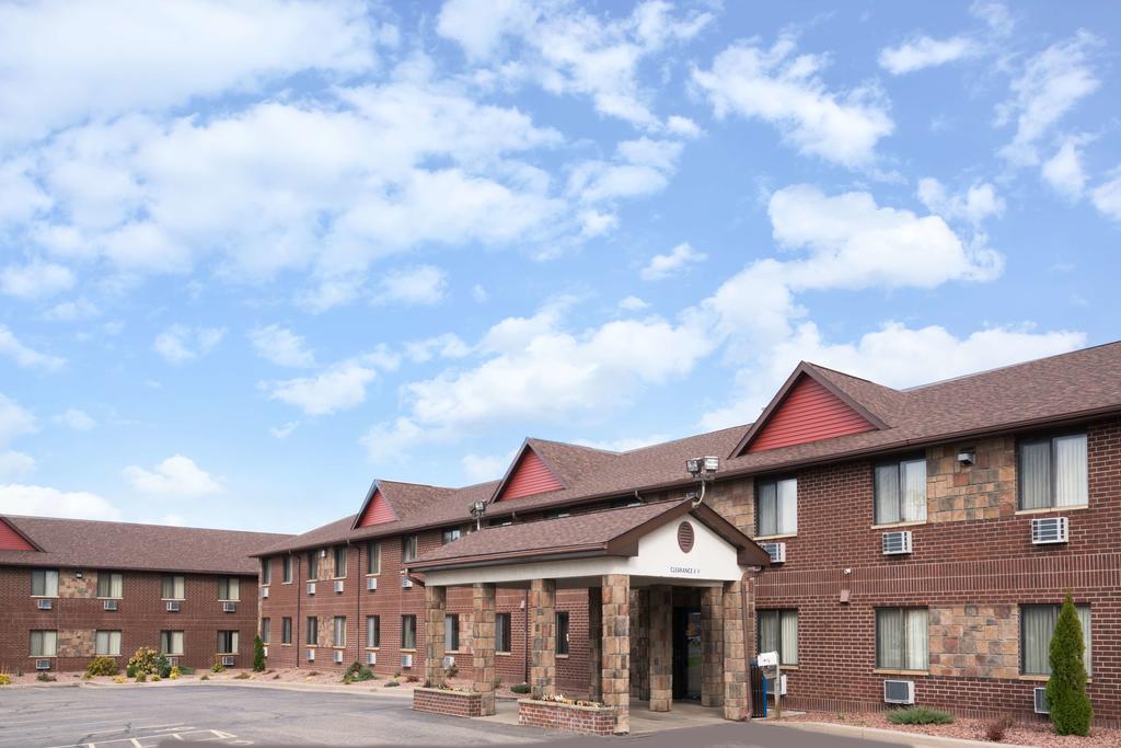 Baymont Inn and Suites Eau Claire