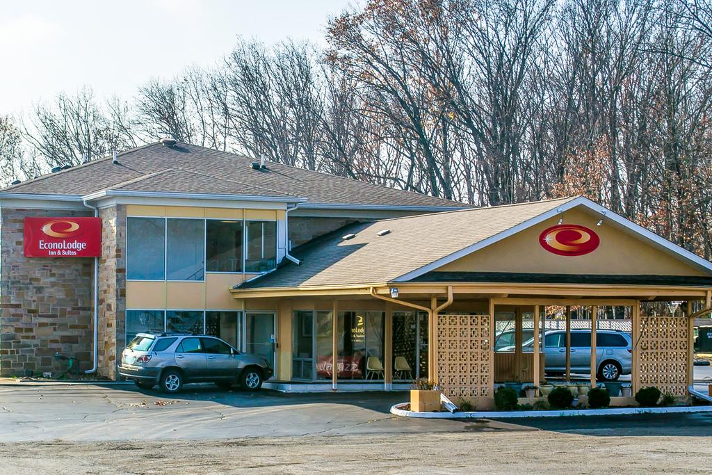 Econo Lodge Inn and Suites Warren