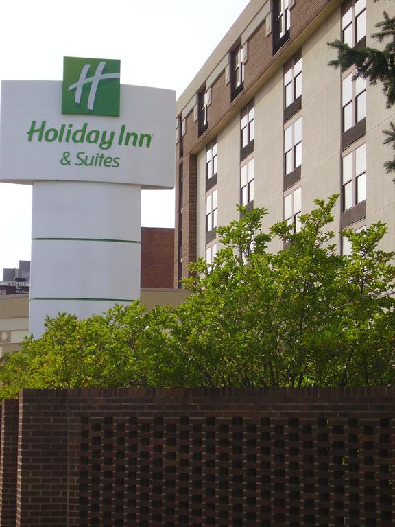 Holiday Inn Hotel And Suites