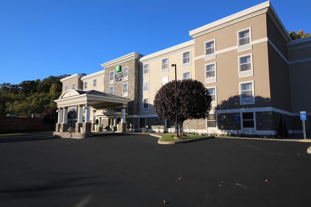 Holiday Inn Express Hotel and Suites Danbury - I-84