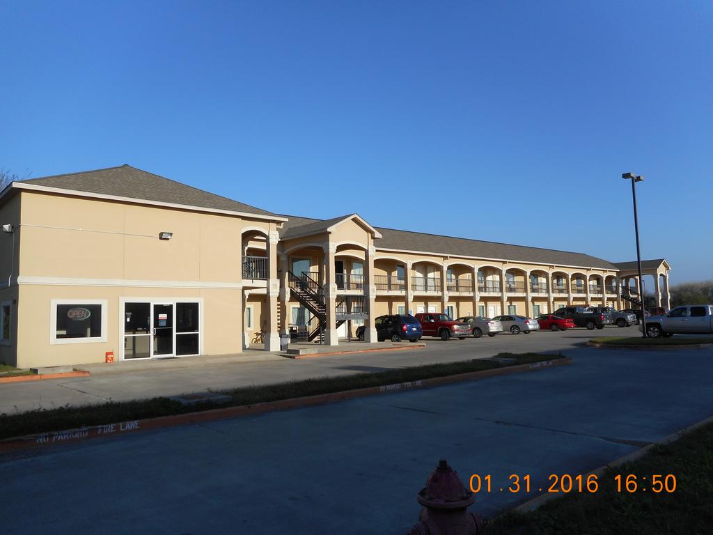 Crossroads Inn and Suites