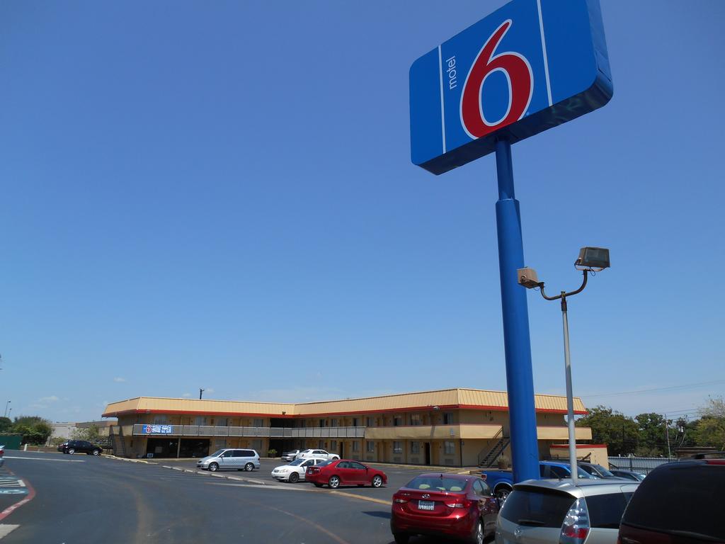 Motel 6 San Antonio I 10 West