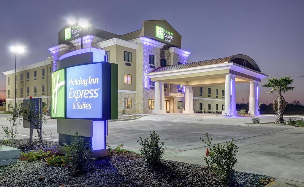 Holiday Inn Express and Suites Carrizo Springs