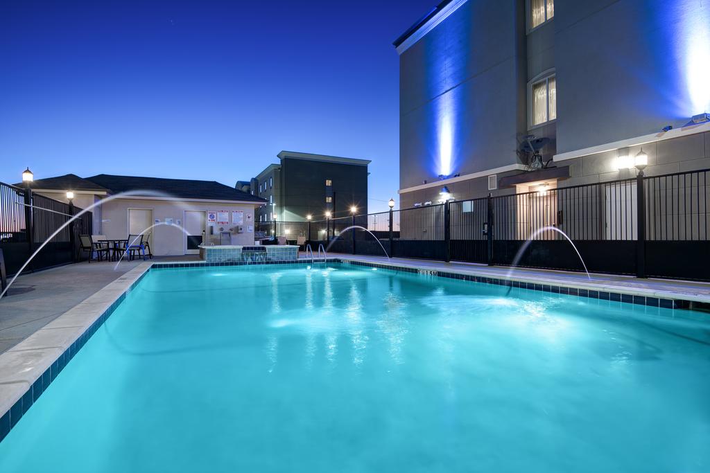 Holiday Inn Express and Suites Monahans I-20