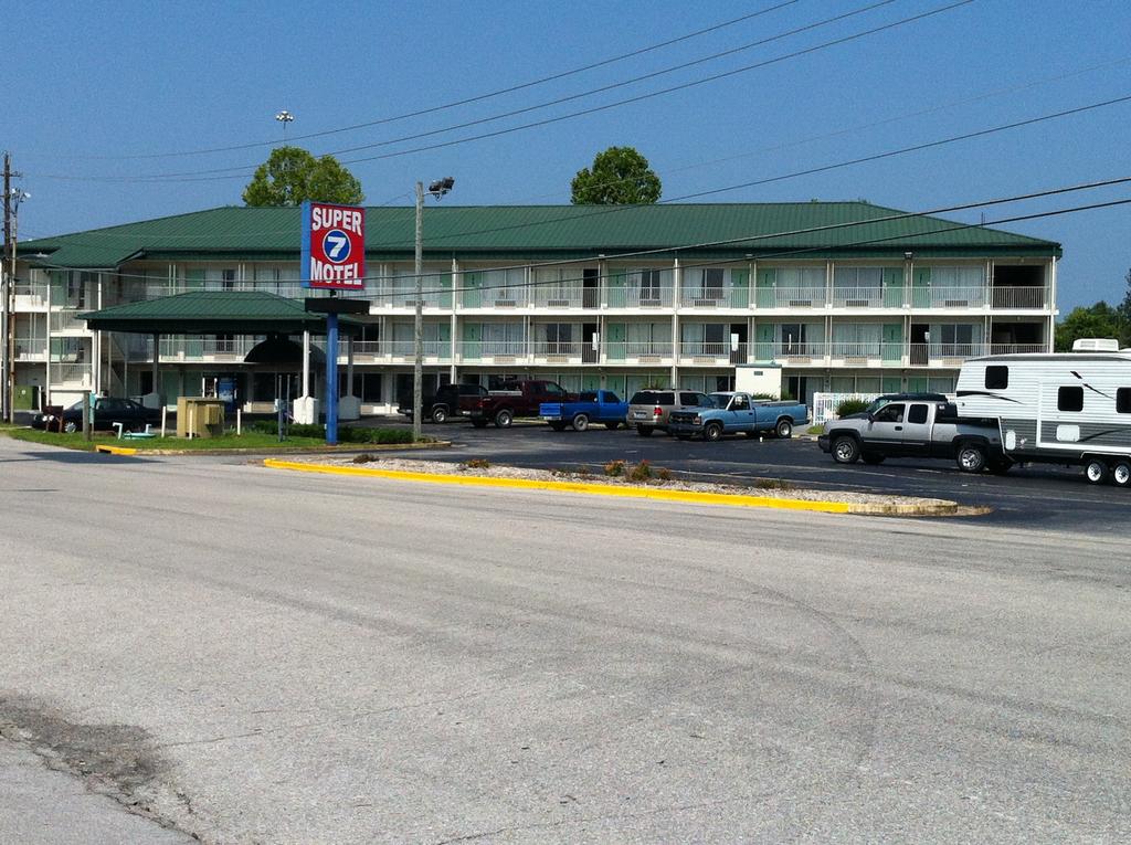 Super 7 Motel