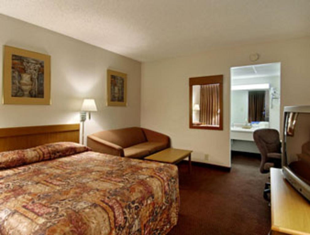 Howard Johnson Inn and Suites Columbus GA