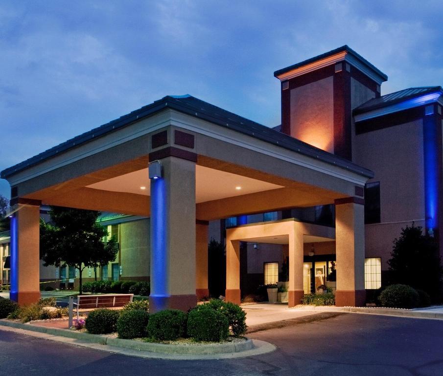 Days Inn and Suites South Boston - Danville