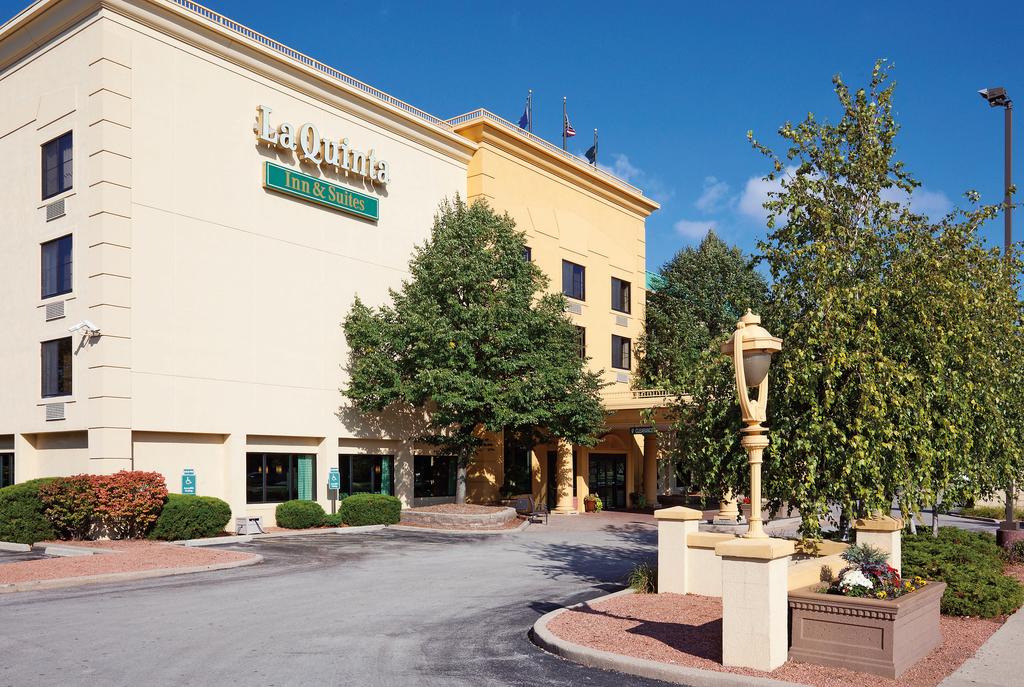 La Quinta Inn and Suites Milwaukee Bayshore Area