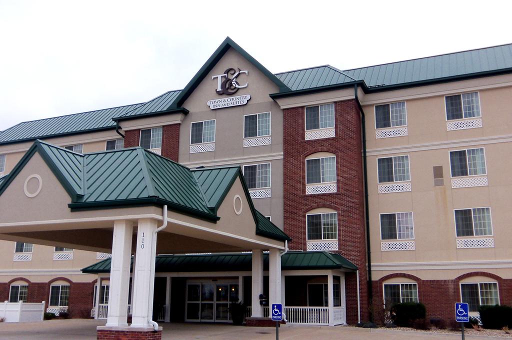 Town and Country Inn and Suites