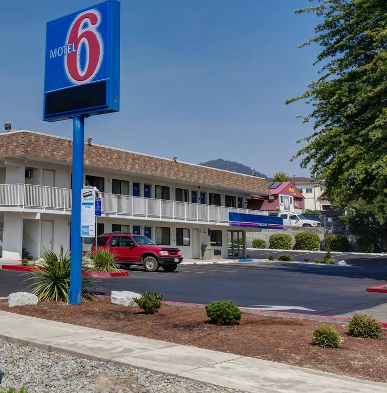 Motel 6 Grants Pass