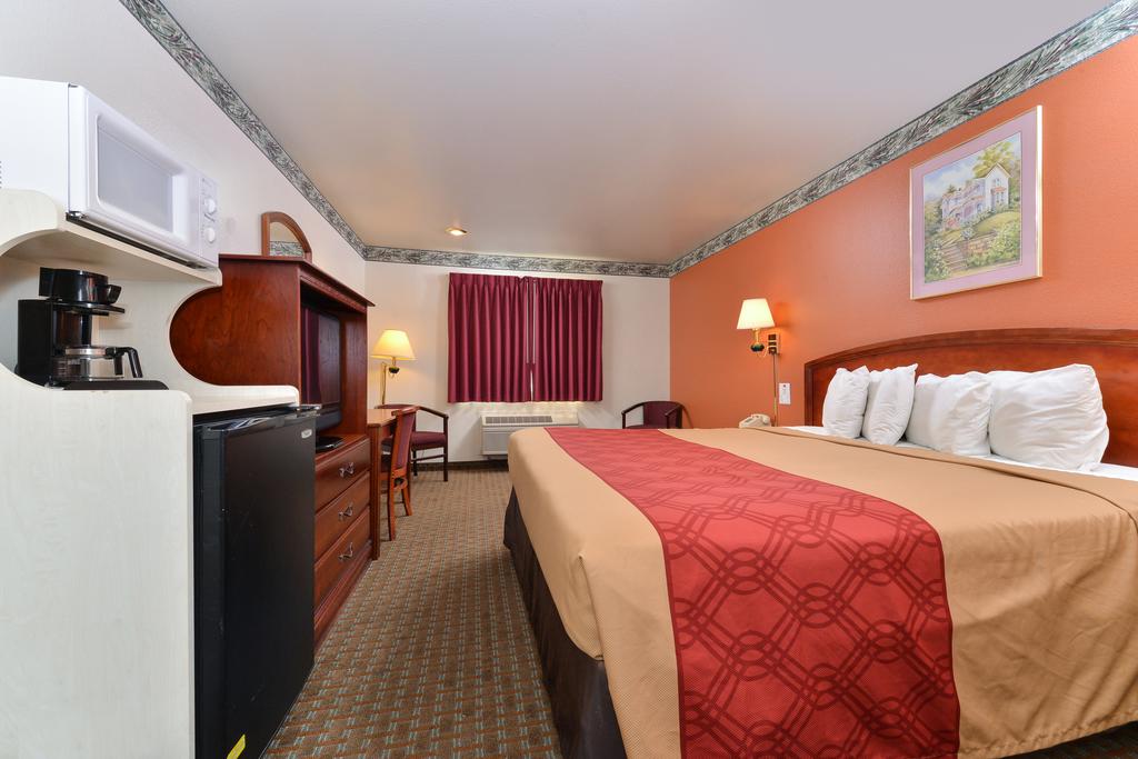 Econo Lodge Inn and Suites Corning