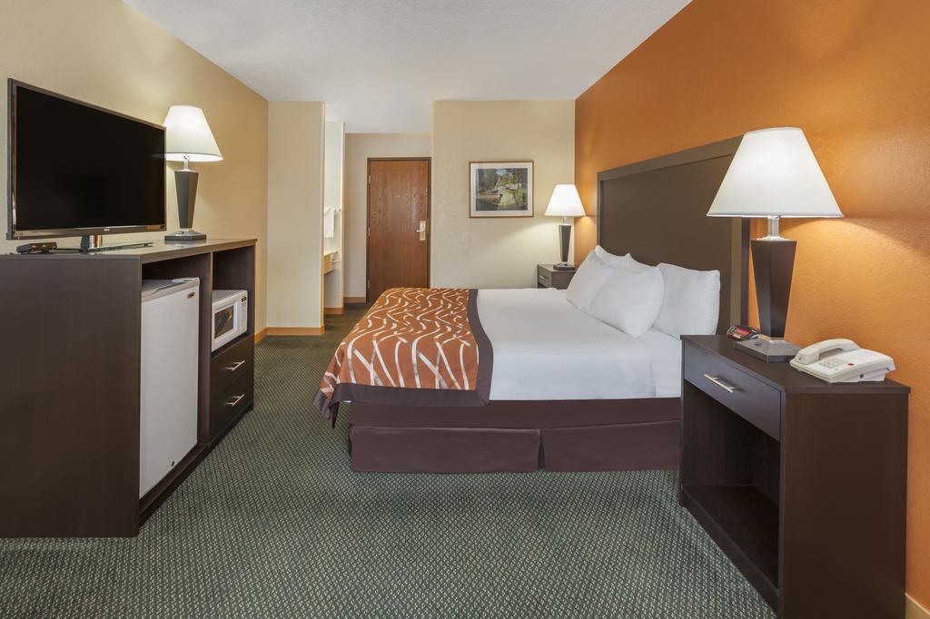 Baymont Inn and Suites Midland