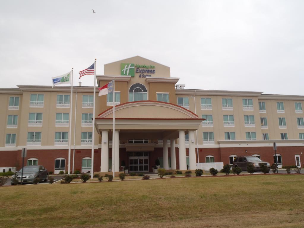 Holiday Inn Express and Suites Goldsboro Base Area