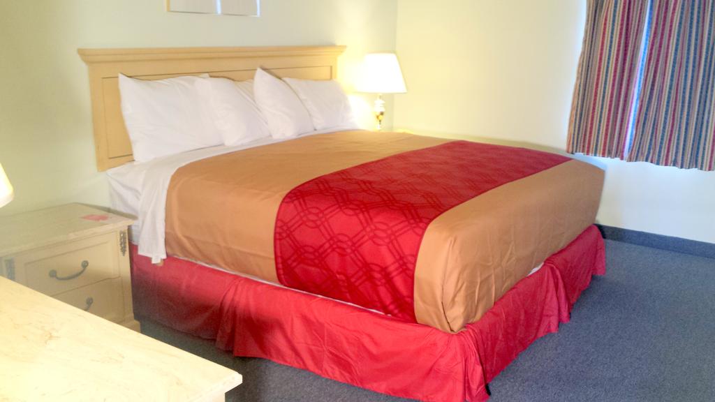 Econo Lodge Inn and Suites White Haven