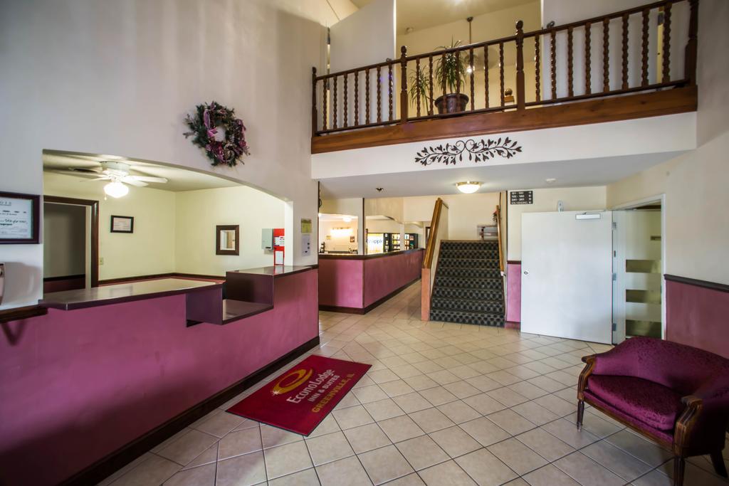 Econo Lodge and Suites