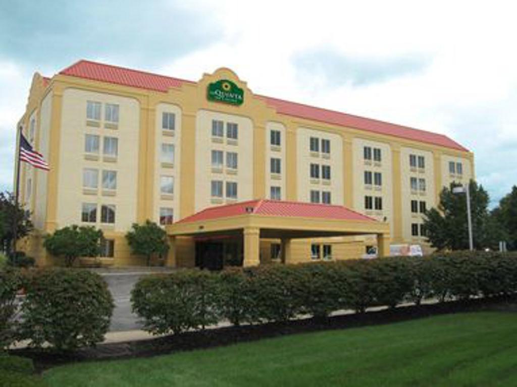 La Quinta Inn and Suites Cleveland Airport West