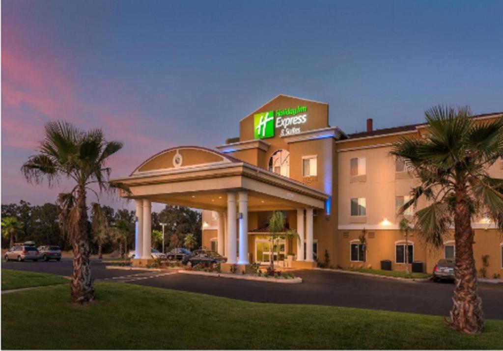 Holiday Inn Express Suites- Red Bluff