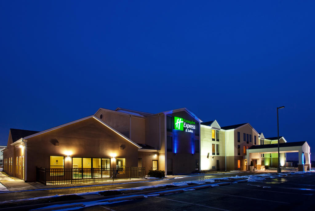 Holiday Inn Express and Suites Cleveland - Streetsboro