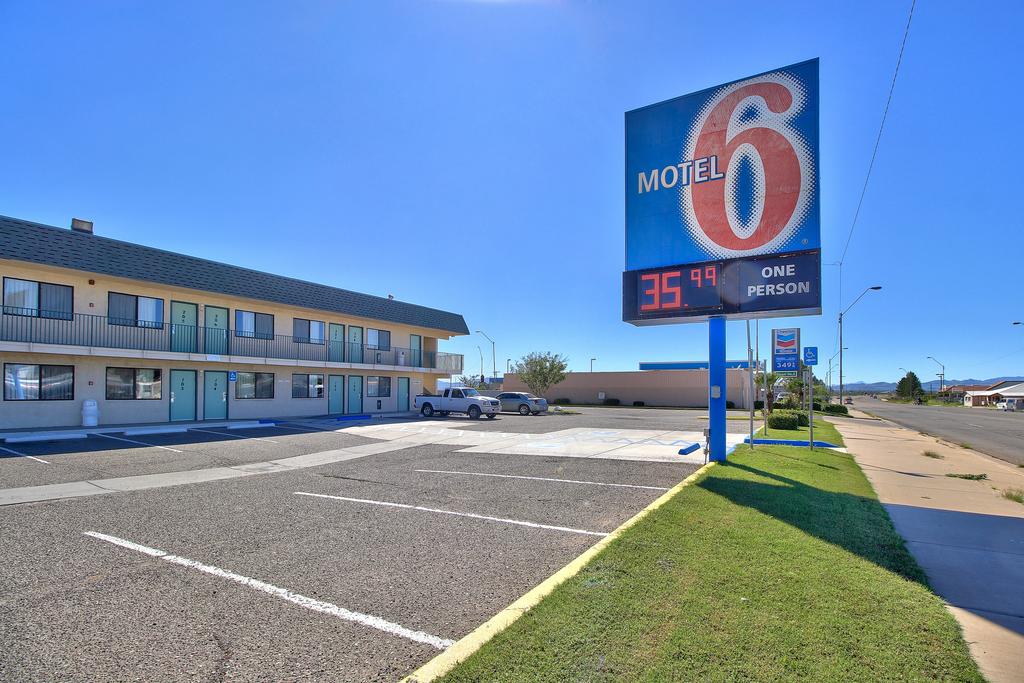 Motel 6 Douglas