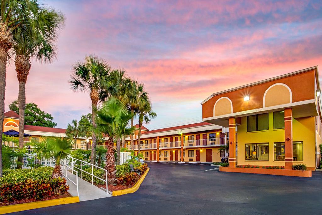 Howard Johnson Inn and Suites Tampa Airport Area