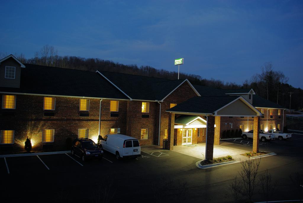 Mountain Inn and Suites Airport - Hendersonville