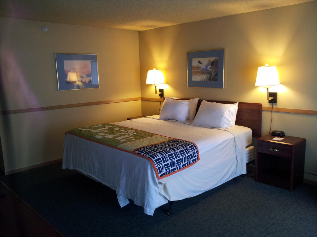 Howard Johnson Inn and Suites Tacoma