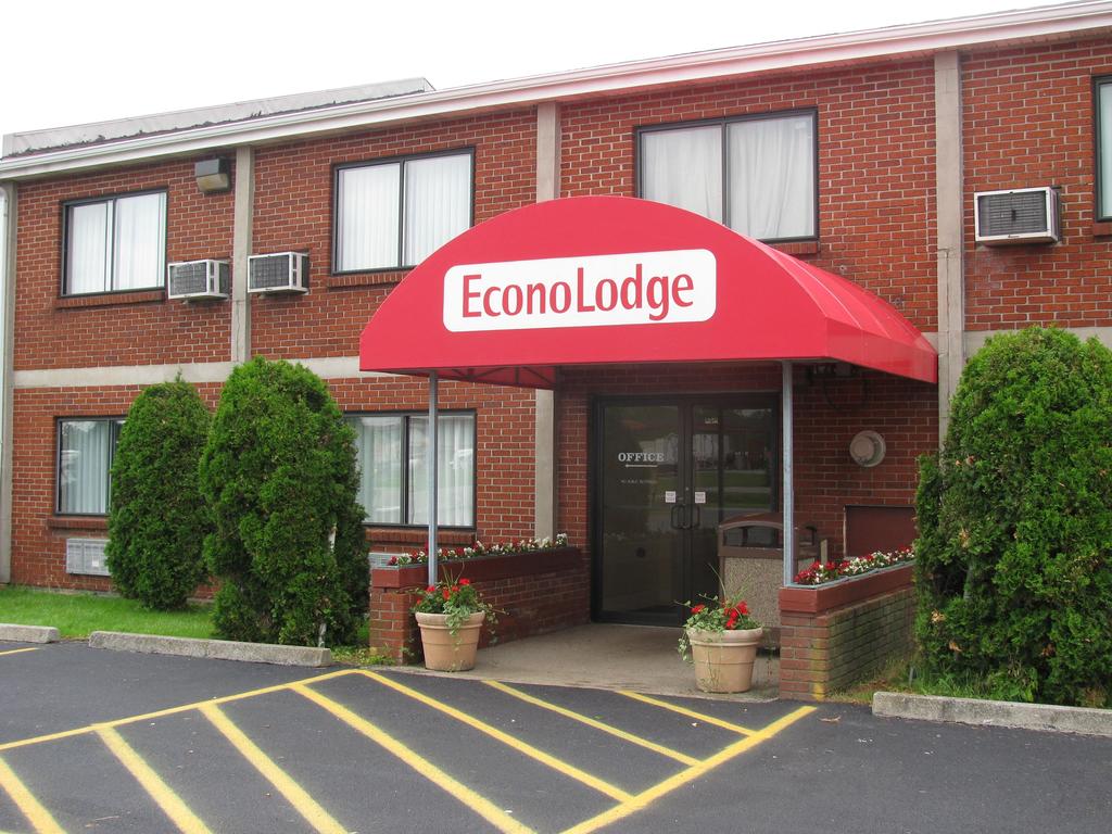 Econo Lodge Darien Lakes