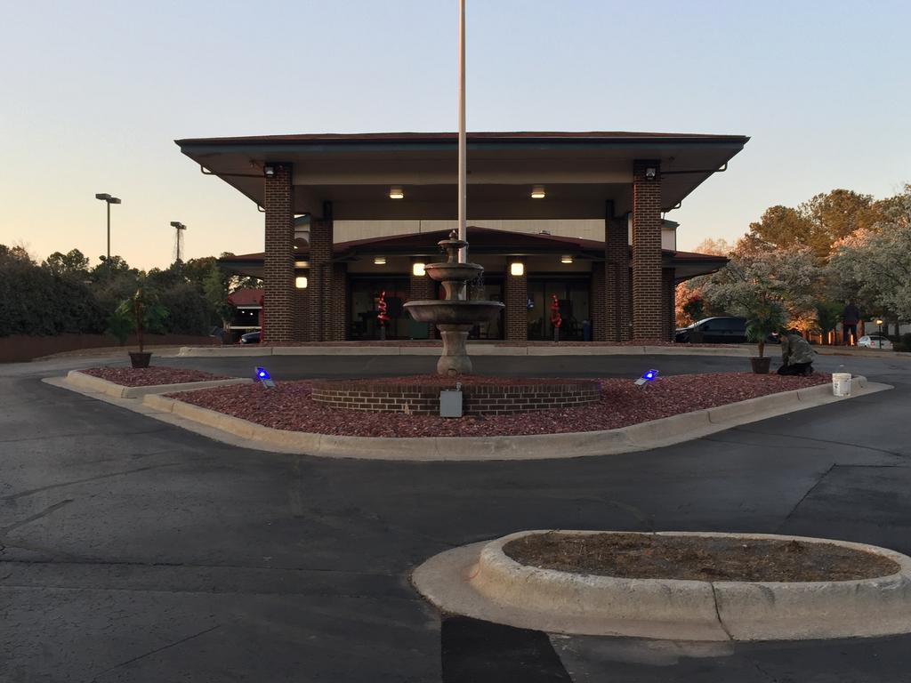 Econo Lodge Inn and Suites