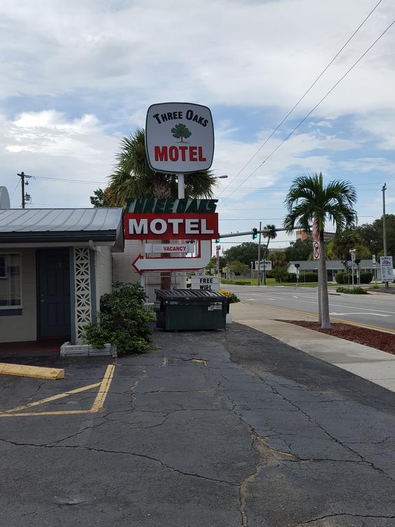 Three Oaks Motel