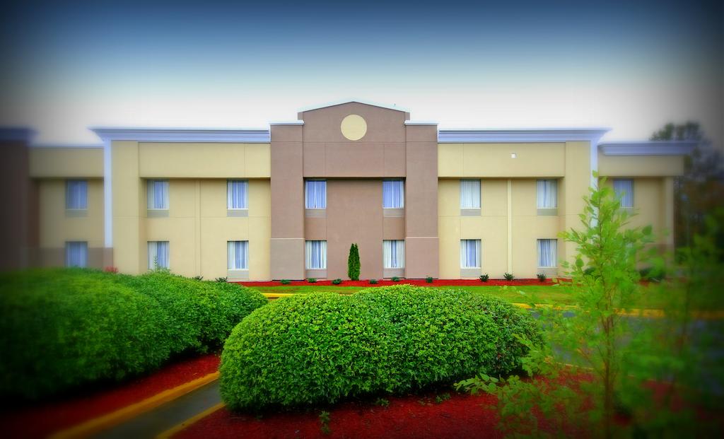 Quality Inn and Suites Airpark East