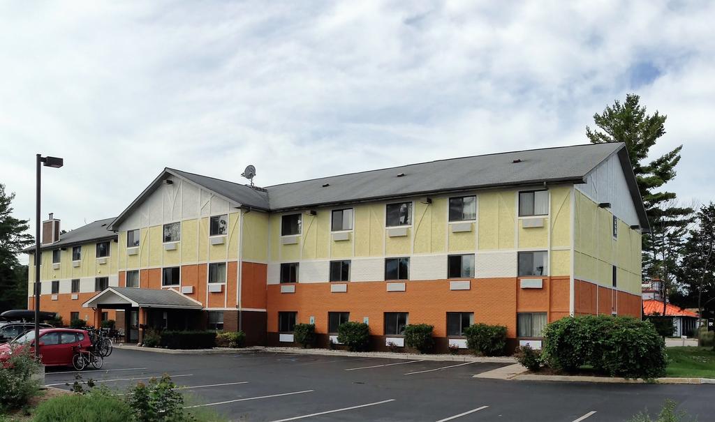 Days Inn and  Suites Traverse City