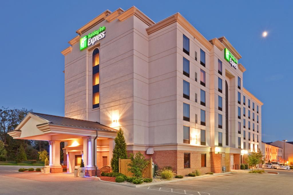 Holiday Inn Express and Suites Bloomington