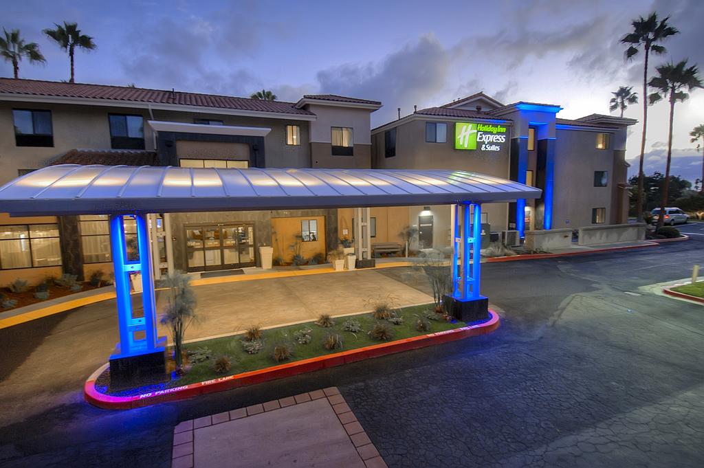 Holiday Inn Express and Suites Carlsbad Beach